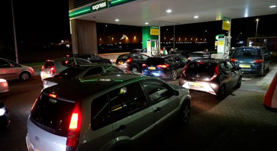 Lange Warteschlangen fuer spottbilliges Benzin an einer Tankstelle in Heteren