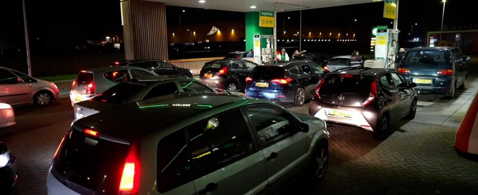 Lange Warteschlangen fuer spottbilliges Benzin an einer Tankstelle in Heteren