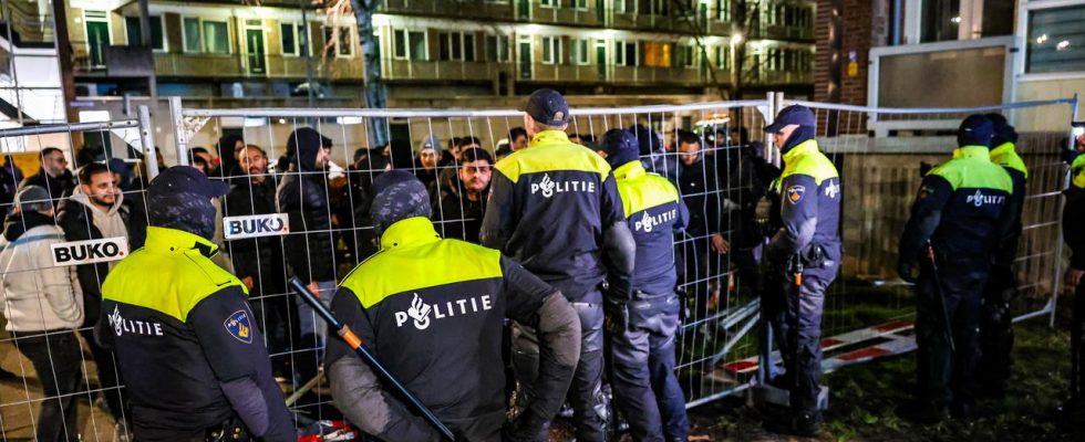 ME interveniert bei zerstoertem Gebaeude in Rotterdam Unruhe unter Umstehenden