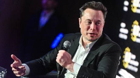 Musk reagiert auf Aufrufe zur Verhaftung von Tucker Carlson –