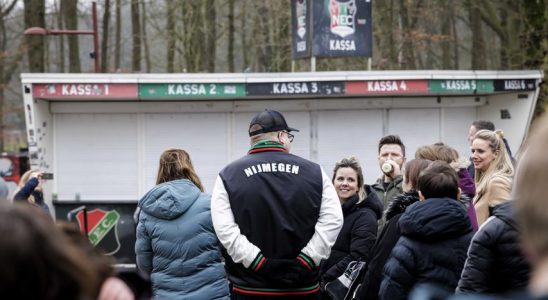 NEC Fans begruessen Auswahltag nach Erreichen des Pokalfinales Fussball