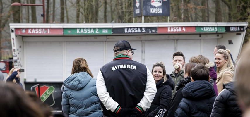 NEC Fans begruessen Auswahltag nach Erreichen des Pokalfinales Fussball