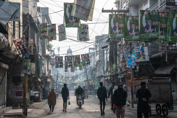 Pakistan stellt am Wahltag den Mobilfunkdienst ein