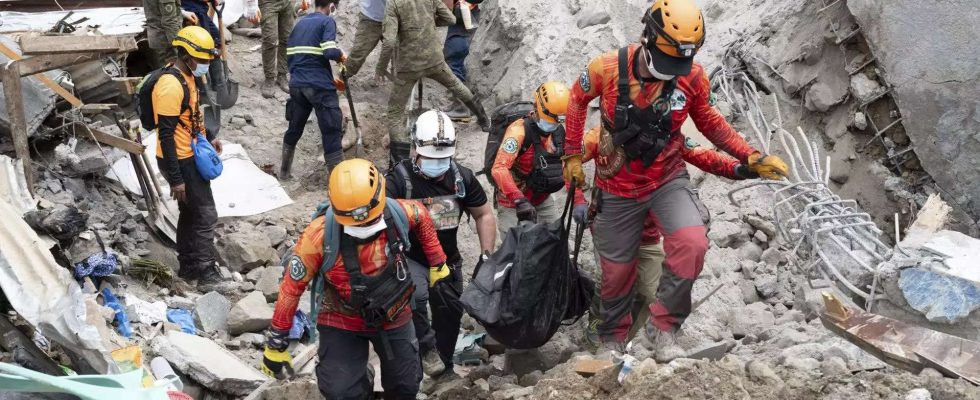 Philippinen Erdbeben stoppt Rettungsmassnahmen nach Erdrutsch