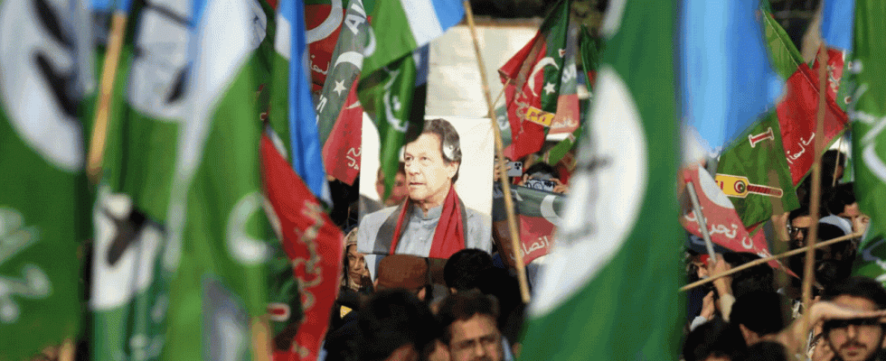 Proteste erschuettern Pakistan da Imran Khans PTI Wahlfaelschung bei Parlamentswahlen