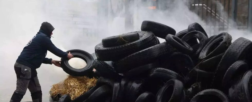 Protestierende Bauern blockieren Bruessel mit Traktoren waehrend sich die Minister