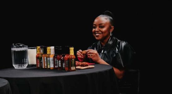 Quinta Brunson spricht bei Hot Ones ueber Comedy Ideen am Arbeitsplatz