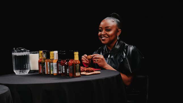 Quinta Brunson spricht bei Hot Ones ueber Comedy Ideen am Arbeitsplatz