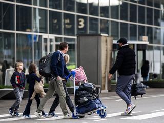 Reisende koennen langen Schlangen am Flughafen Schiphol entgegenwirken indem sie