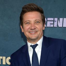 Schauspieler Jeremy Renner nach Schneepflug Unfall zum ersten Mal auf der