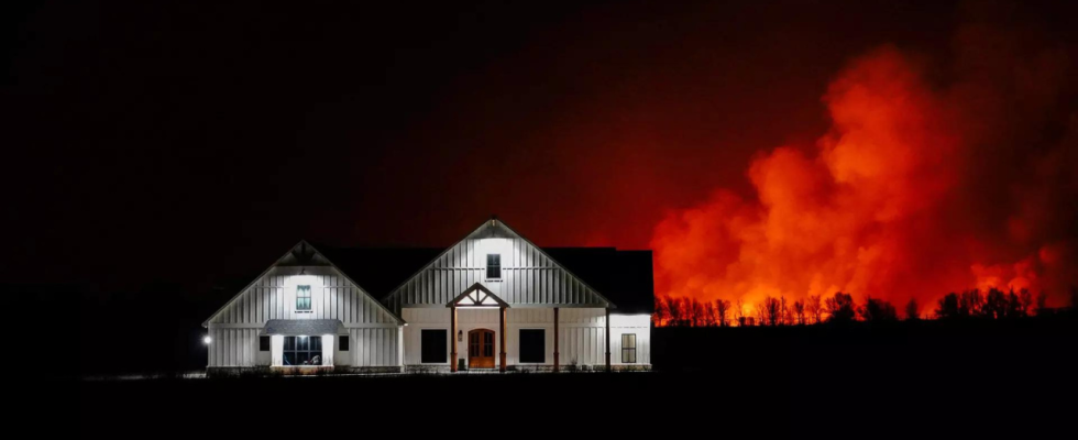 Schnell wachsende Waldbraende im Texas Panhandle fuehren zu Evakuierungen