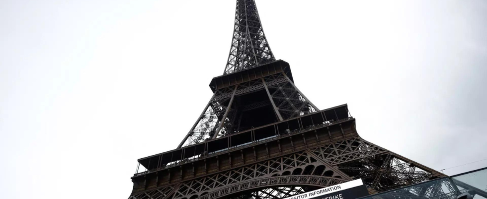 Streik am Eiffelturm schliesst eines der weltweit beliebtesten Baudenkmaeler fuer