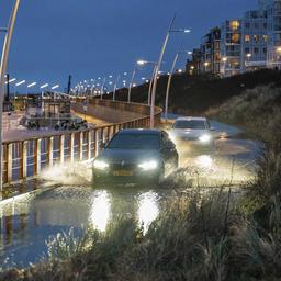 Sturm Louis zieht ueber die Niederlande Umgestuerzte Baeume Windboeen ueber