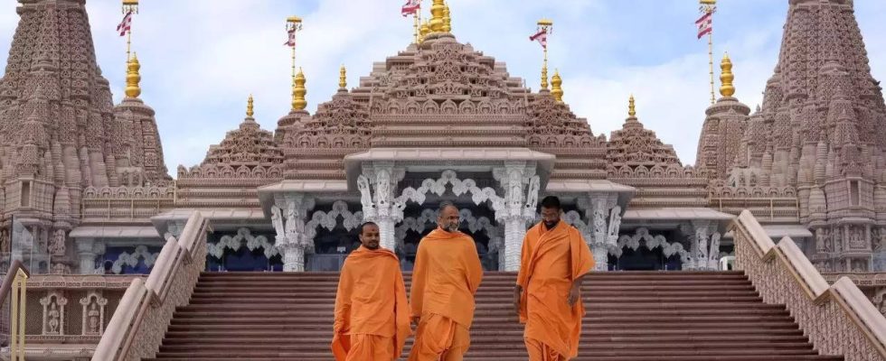 Ueber 5000 Glaeubige spendeten Gurudwaras Langar Mahlzeiten bei der Tempeleinweihung in