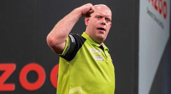 Van Gerwen ueberholt auch Chisnall und bleibt auf dem Weg