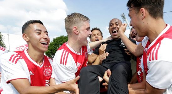 Vereinsikone Simon Tahamata verlaesst Ajax nach zehn Jahren als Jugendtrainer