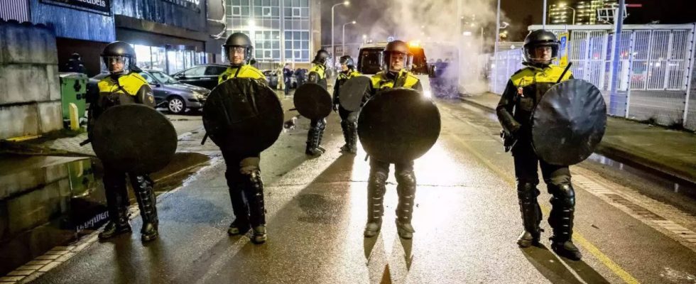 Vier Polizisten bei gewalttaetigen Auseinandersetzungen zwischen eritreischen Gruppen in Den