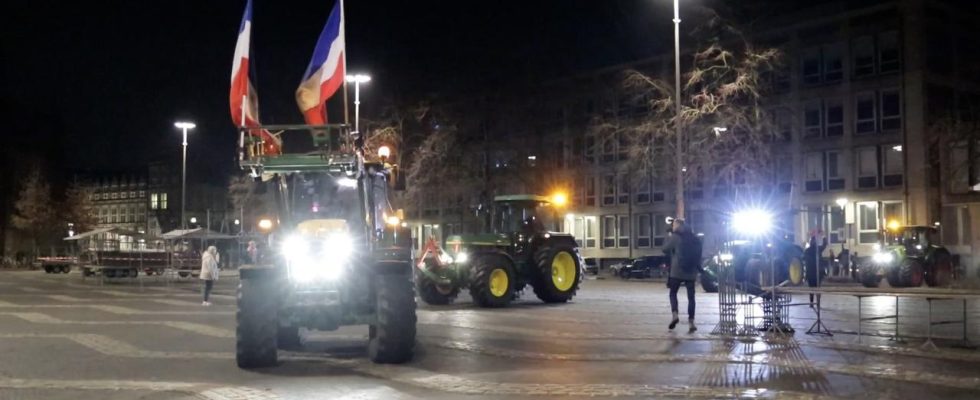 Von Suppe und Bitterballen bis hin zu Autobahnblockaden Bauern protestieren