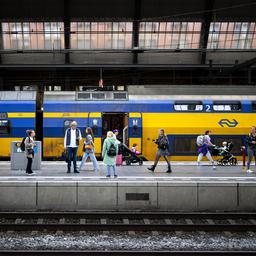 Wegen der Arbeit weniger Zuege zwischen Amsterdam und Utrecht waehrend