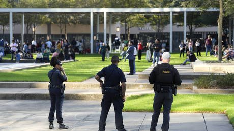 Weibliche Verdaechtige hinter Schiesserei in Lakewood Church – Polizei –