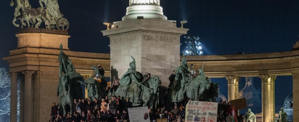 Zehntausende Ungarn demonstrieren fuer Veraenderung nach Ruecktritt des Praesidenten