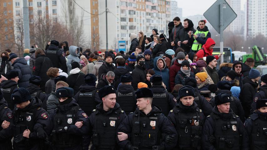 1709359465 475 Tausende Menschen erweisen Nawalny in Moskau die letzte Ehre