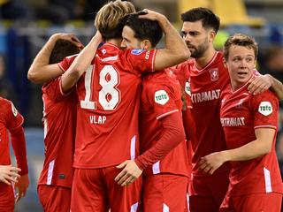 FC Twente wint nipt bij Vitesse en hoopt op nederlaag Feyenoord in Eindhoven