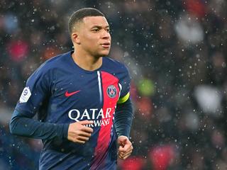 Mbappé volgt tweede helft van PSG naast moeder op tribune na wissel in rust