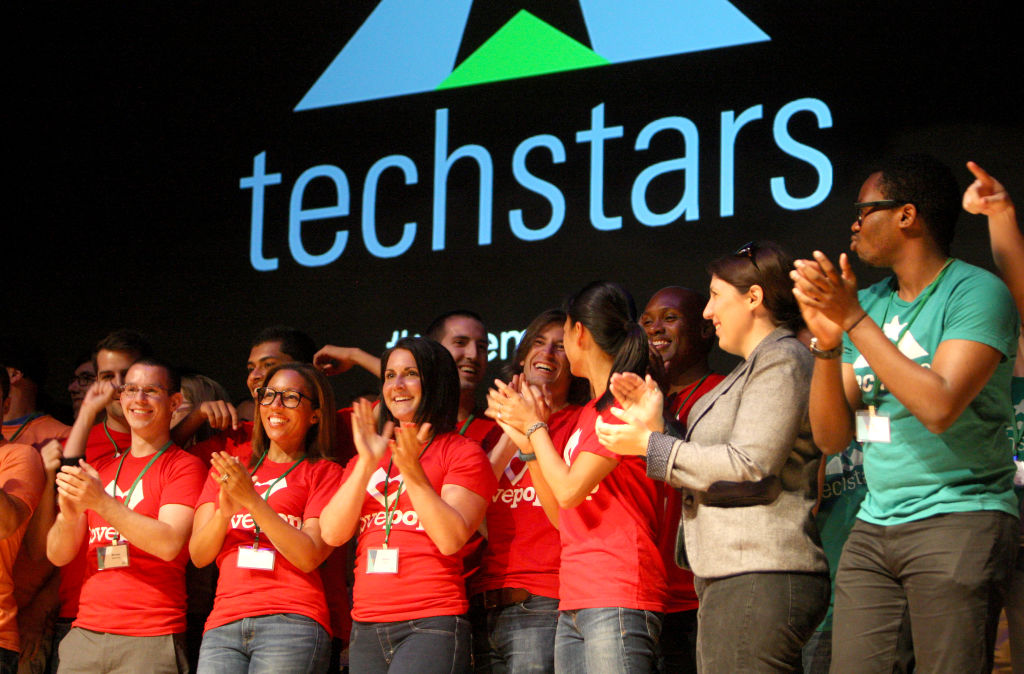 Boston, MA – 1. September: Teilnehmer auf der Bühne während der Eröffnung des Techstars Demo Day im Back Bay Events Center in Boston am 1. September 2015. (Foto von John Blanding/The Boston Globe über Getty Images)