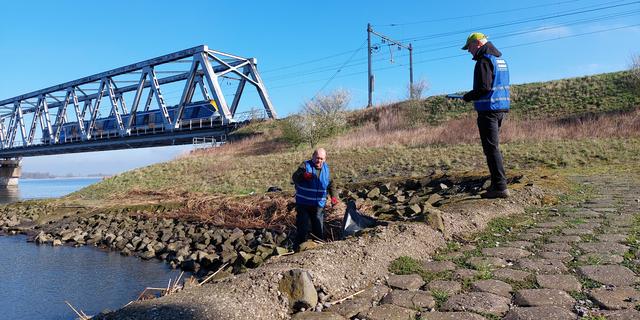 1710043889 488 Nach extremem Hochwasser offenbaren die Ufer die Plastiksuppe in unseren