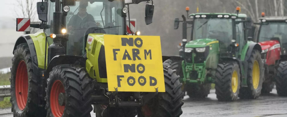 Aus Protest gegen Umweltvorschriften stoeren Landwirte den Verkehr zu den