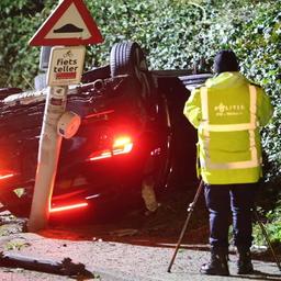 Autofahrer auf der Flucht rammt Polizeiauto und Fussgaenger und ueberschlaegt