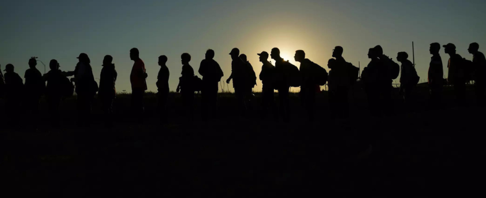 Das texanische Gesetz zur Festnahme von Migranten liegt wieder auf