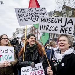 Demonstration gegen israelischen Praesidenten Bereitschaftspolizei blockiert Durchgang Krieg Israel