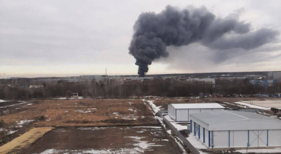 Der Flughafen von St Petersburg nimmt den Betrieb wieder auf