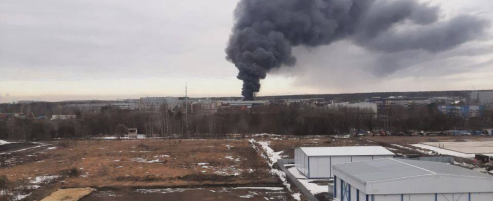 Der Flughafen von St Petersburg nimmt den Betrieb wieder auf