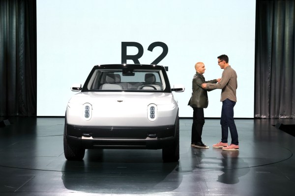 Der Rivian R2 SUV verzeichnet einen Tag nach der Enthuellung