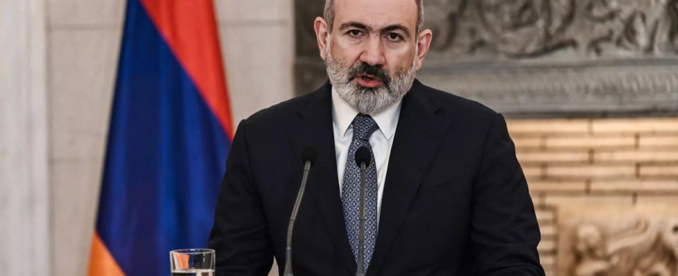 Der armenische Premierminister sagt er muesse umstrittene Gebiete an Aserbaidschan