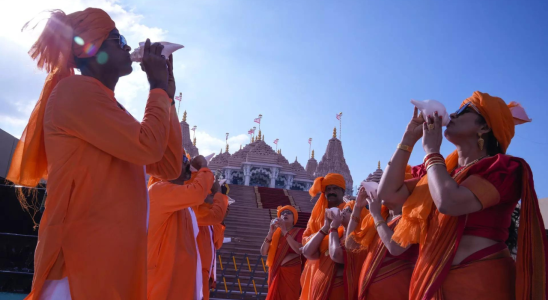 Der erste hinduistische Steintempel der VAE zieht am ersten oeffentlichen