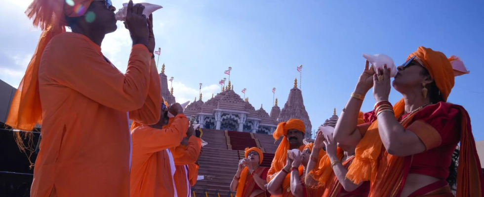 Der erste hinduistische Steintempel der VAE zieht am ersten oeffentlichen