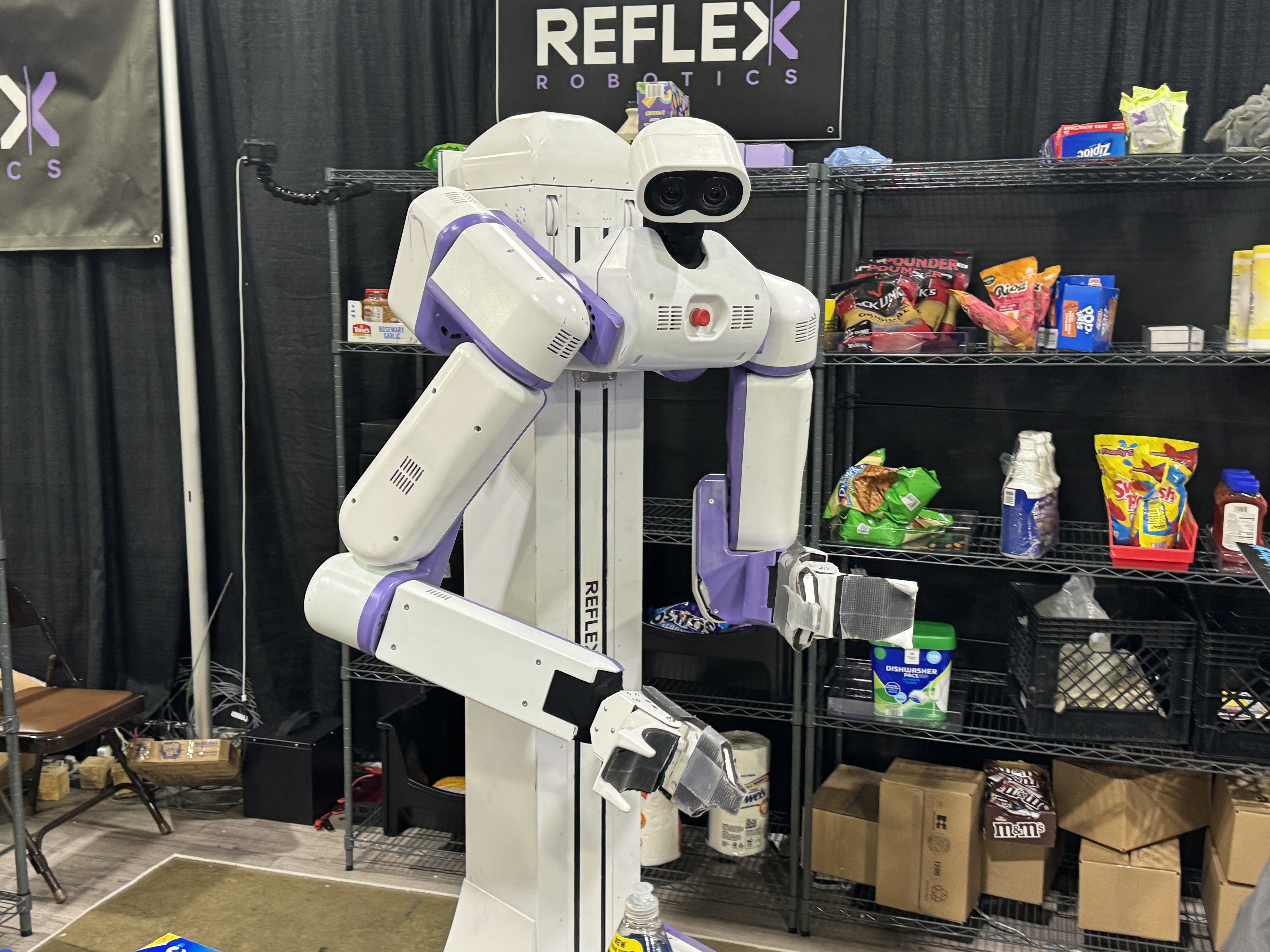 Der fahrbare Humanoid von Reflex Robotics ist hier um Ihnen