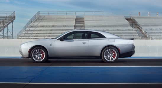 Der vollelektrische Dodge Charger 2024 debuetiert mit Muscle Car Donuts Drifts und