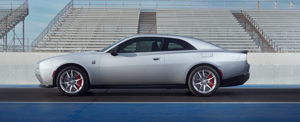 Der vollelektrische Dodge Charger 2024 debuetiert mit Muscle Car Donuts Drifts und