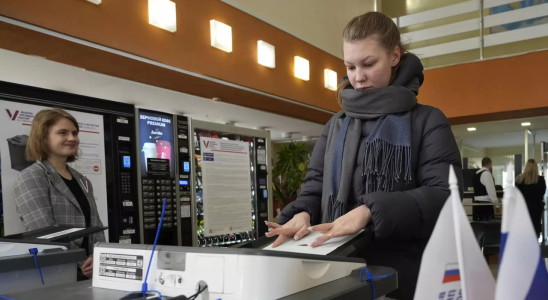 Die Russen haben bei einer Wahl ihre Stimme abgegeben die