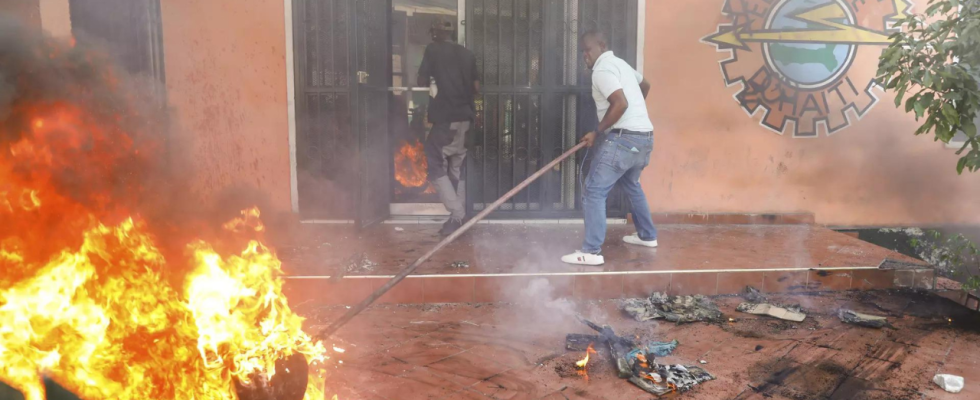 Ein Sprecher der haitianischen Polizei sagt neue Bandenangriffe haetten die