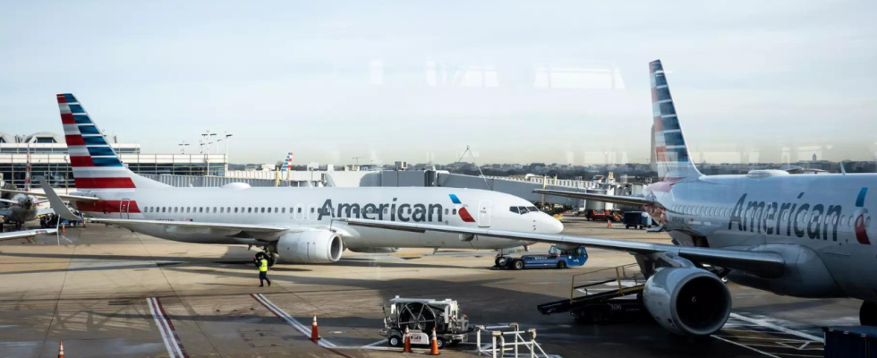 Eine Boeing 777 macht eine Notlandung auf dem Flughafen von