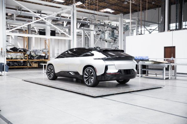 Faraday Future ueberlebt lange genug um seinen ersten Rueckruf durchzufuehren