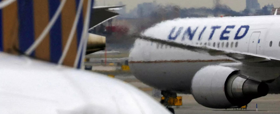 Flug von United Airlines wurde umgeleitet nachdem betrunkene Fluggaeste fuer