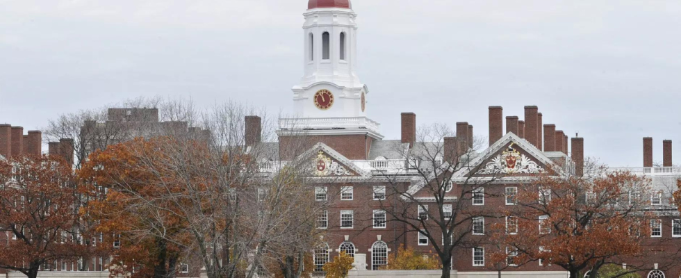 Harvard sagt es habe menschliche Haut aus dem Einband eines