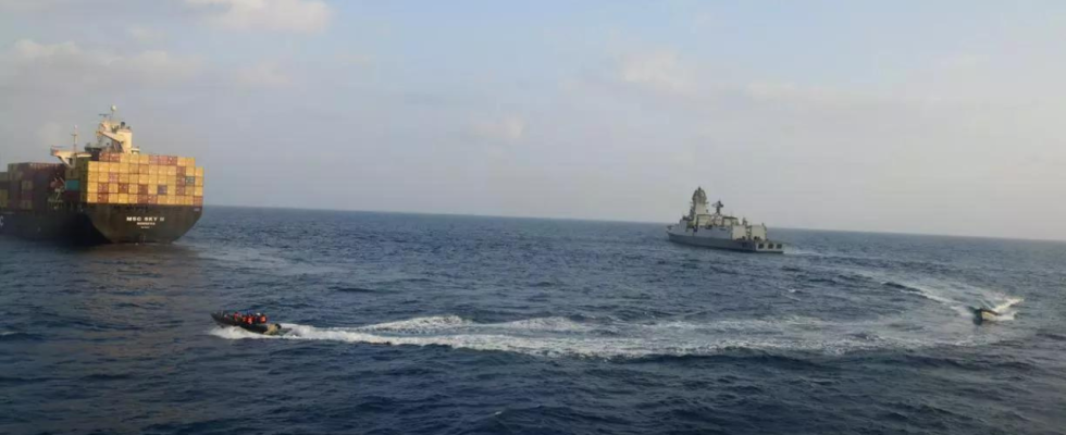 Houthi Angriff auf Schiff toetet 2 indische Marine beteiligt sich an